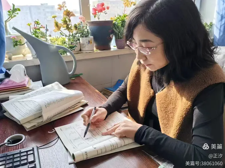 课堂展示‍马玉凤和王红艳老师进行现场教学,教研组教师进行听评课